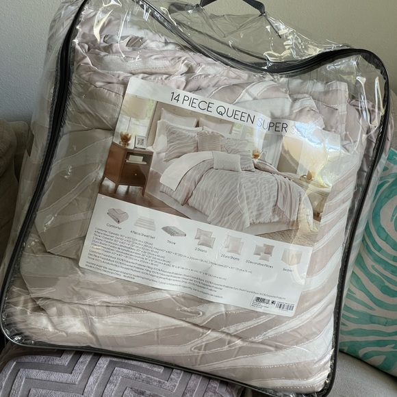 JLA HOME QUEEN COMFORTER SET - Picture 9 of 9